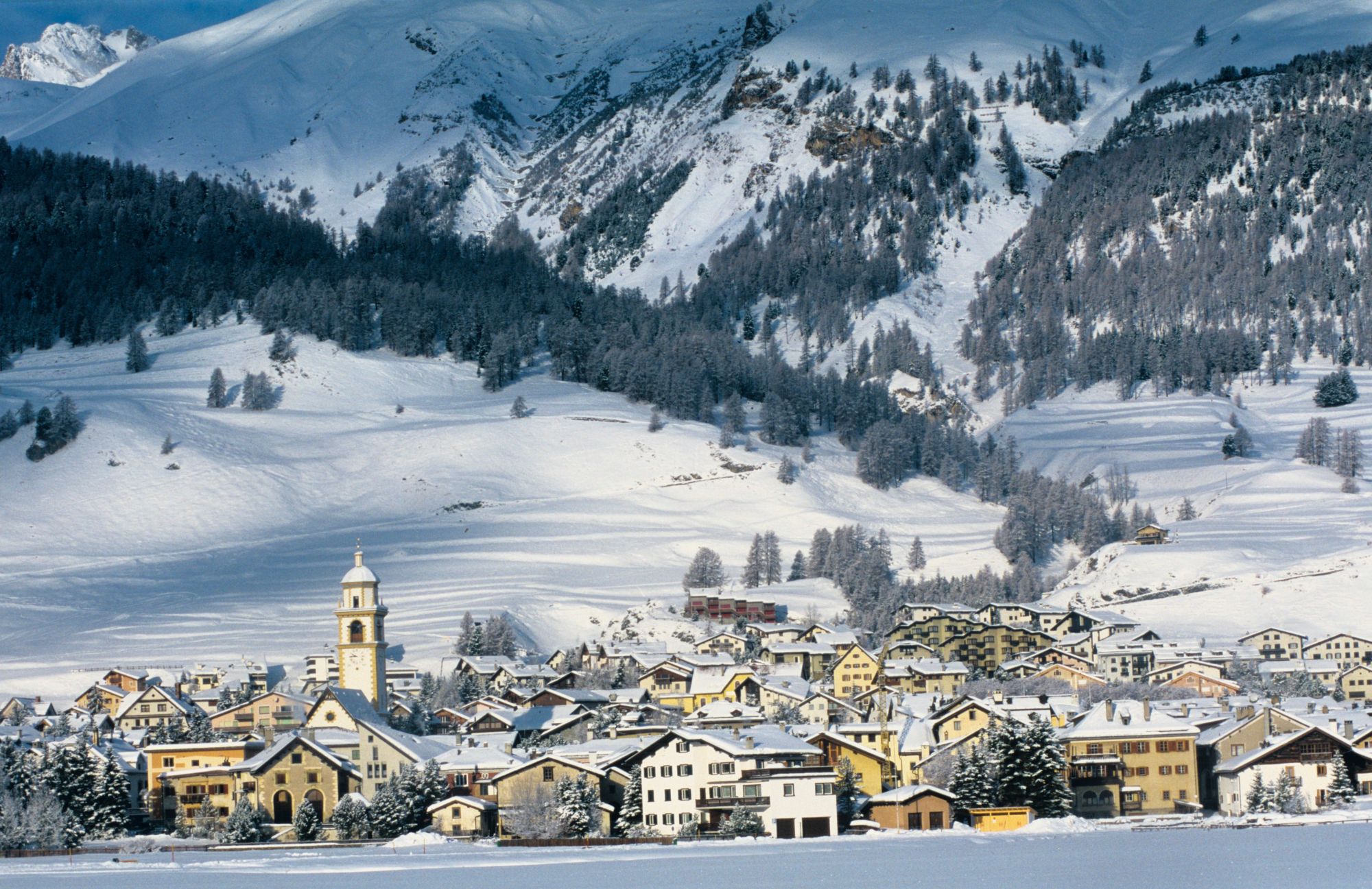 St moritz. Сент Мориц Швейцария. Сент-Мориц Швейцария горнолыжный курорт. Курорт Санкт Мориц Швейцария. St Moritz курорт в Швейцарии.